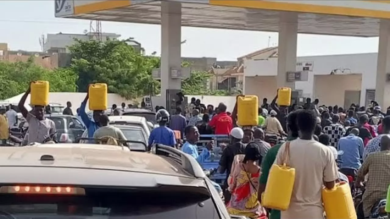 VIS A VIS S’INTÉRESSE À LA PÉNURIE DE CARBURANTS