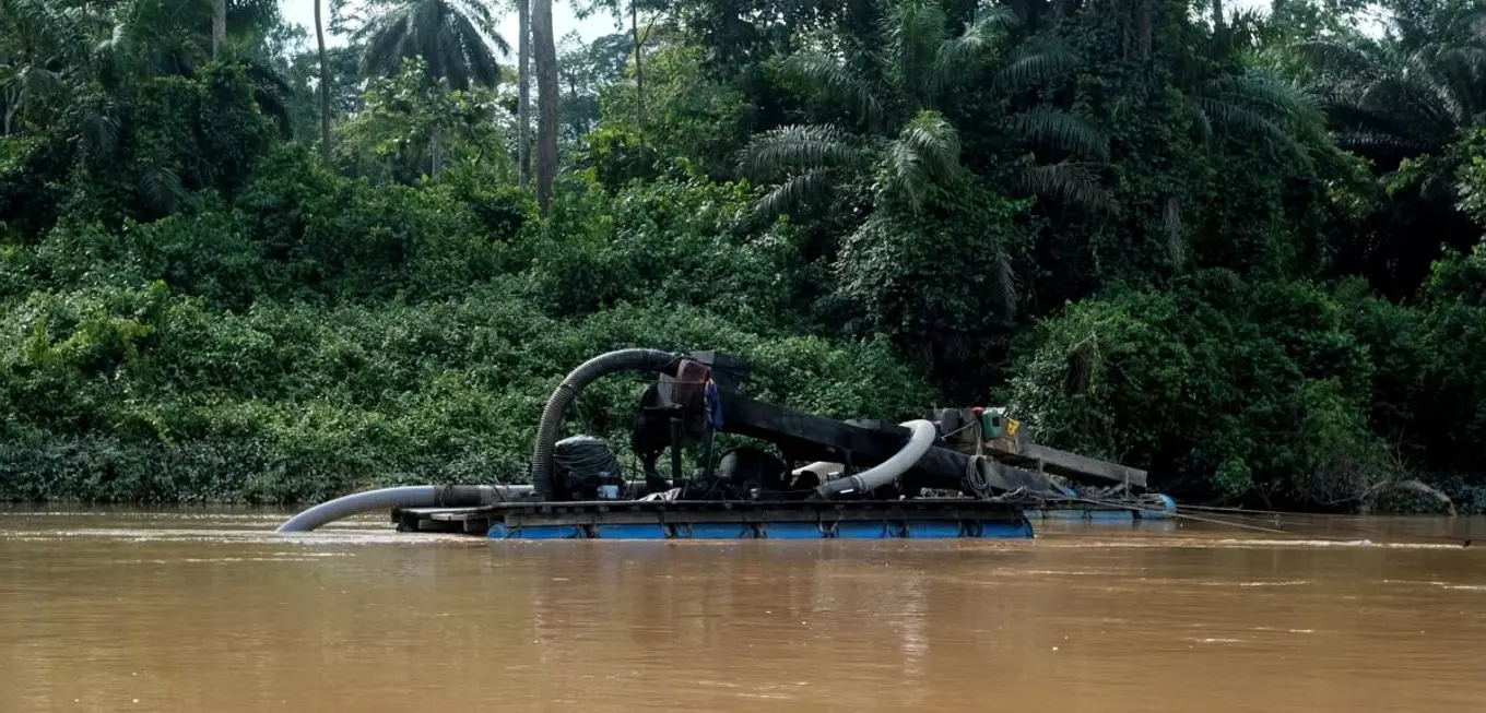 Dragues des orpailleurs sur le Niger : Les conséquences d’un nouveau type de pollution