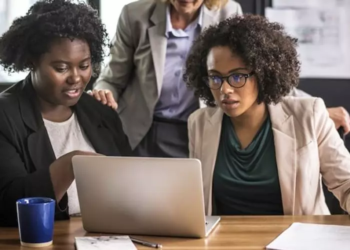 Rapport de la Banque mondiale sur l’égalité économique des femmes : « Les lois en la matière ne sont appliquées qu’à moitié à l’échelle mondiale »